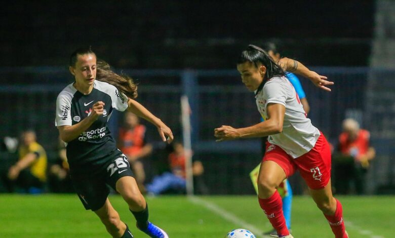 Corinthians goleia Bragantino e assume liderança do BR Feminino