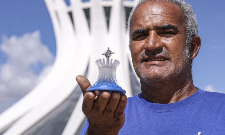 Com miniaturas, artesãos dão novo sentido à Brasília dos monumentos
