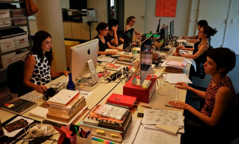 Emprego feminino aumenta 11%, mas desigualdade salarial persiste