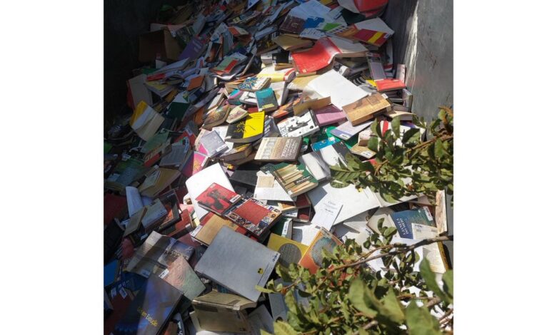 Prefeitura de Osasco joga no lixo livros de biblioteca municipal