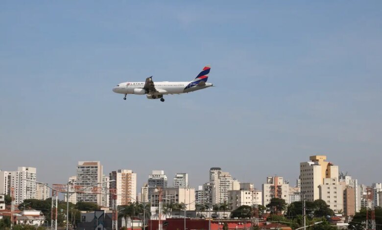 Cade investiga possível alinhamento de preços entre Latam e Gol