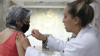 Butantan busca voluntários para teste de vacina da gripe para idosos