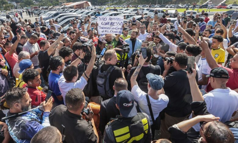 Motoristas protestam contra regulamentação do serviço por aplicativo