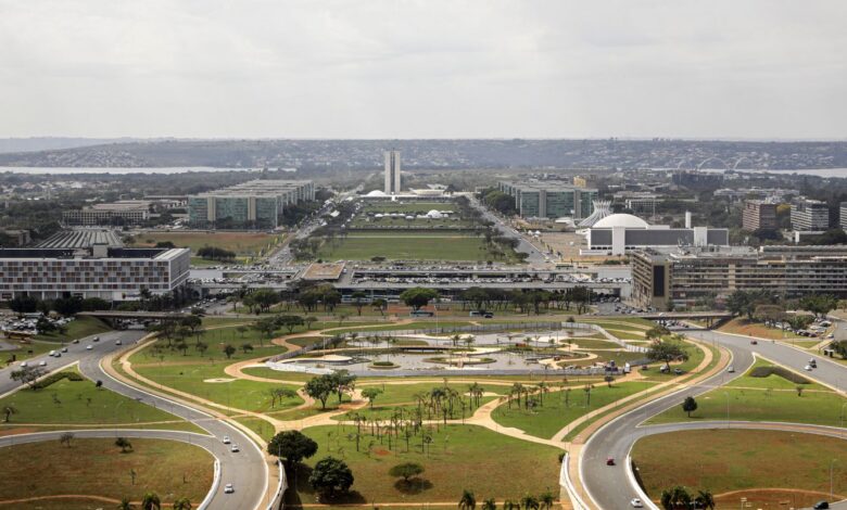 Emendas parlamentares e juros da dívida apertam investimentos públicos