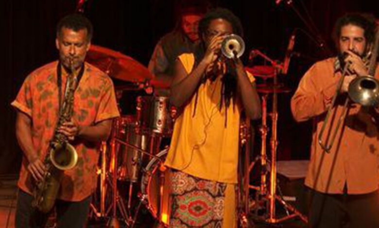 Cena Musical exibe show que celebra dez anos da banda Afrojazz