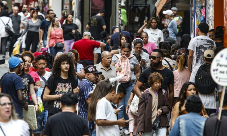População no Brasil cresce em ritmo menor e está envelhecendo
