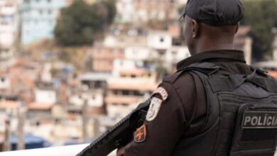 PM apreende três toneladas de drogas, fuzis e pistolas na Maré