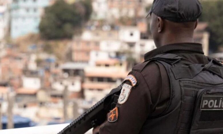 PM apreende três toneladas de drogas, fuzis e pistolas na Maré