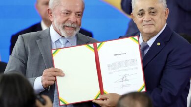 José Guimarães assume ministério e fala em "derrotar o fascismo"