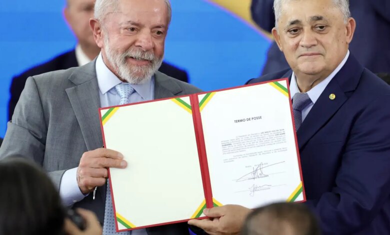 José Guimarães assume ministério e fala em "derrotar o fascismo"