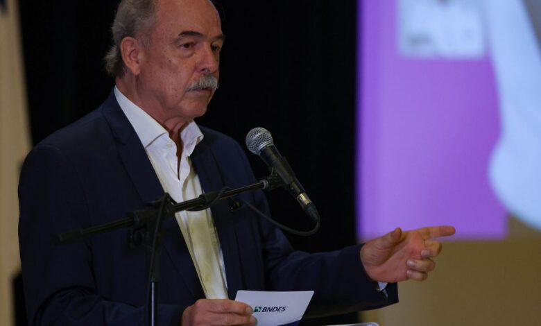 Na Mesa com Datena recebe o presidente do BNDES, Aloizio Mercadante