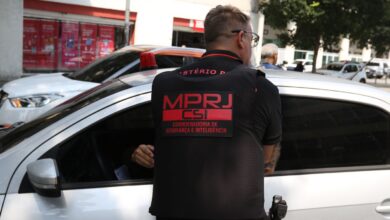 PMs do Rio são denunciados por desviar armas apreendidas em operações