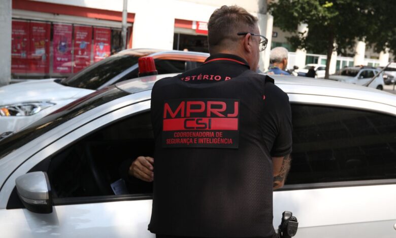 PMs do Rio são denunciados por desviar armas apreendidas em operações