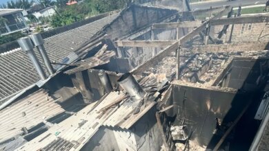Avião de pequeno porte cai em Capão da Canoa sobre restaurante