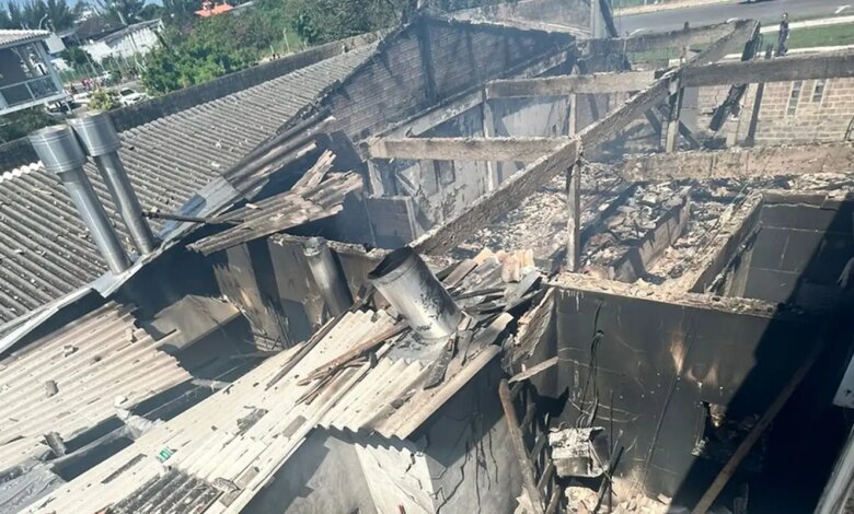 Avião de pequeno porte cai em Capão da Canoa sobre restaurante