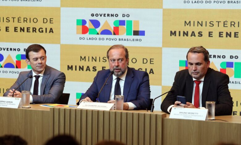 Governo cria subsídio de até R$ 0,89 para segurar preço da gasolina