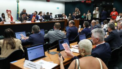Oposição critica PEC do fim da escala 6x1 durante votação na Comissão