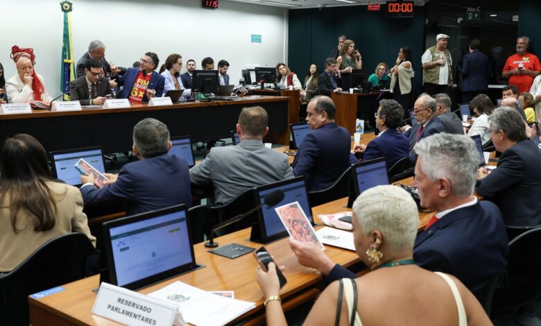 Oposição critica PEC do fim da escala 6x1 durante votação na Comissão