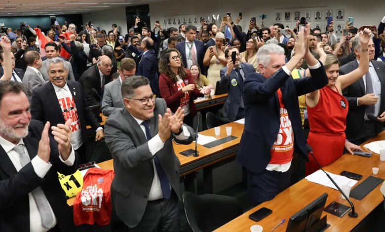 Comissão aprova relatório de PEC que acaba com escala 6X1