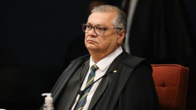 Dino abre apuração sobre emendas para produtora do filme de Bolsonaro