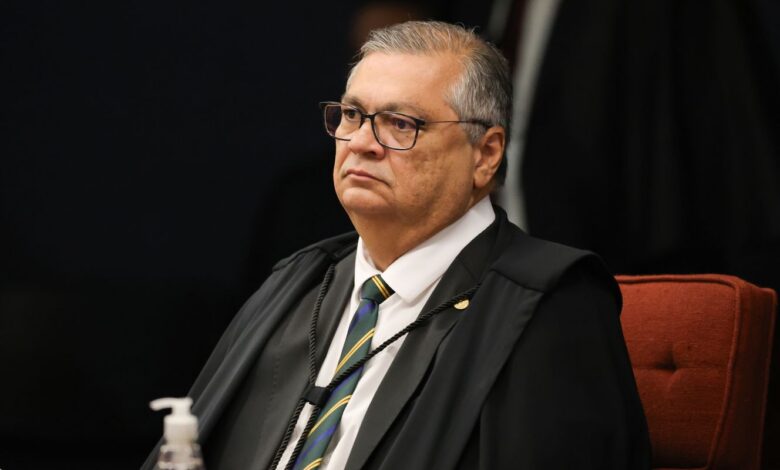 Dino abre apuração sobre emendas para produtora do filme de Bolsonaro