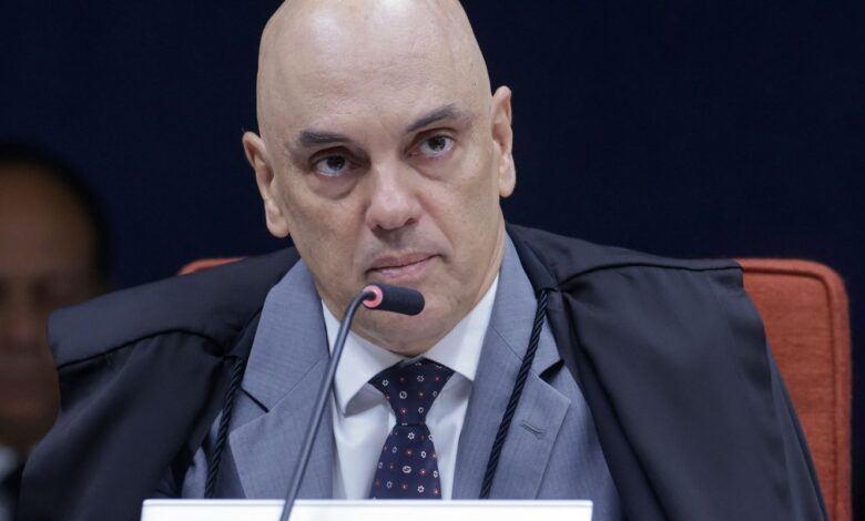 Moraes pede parecer da PGR sobre incluir Jair e Flávio em inquérito