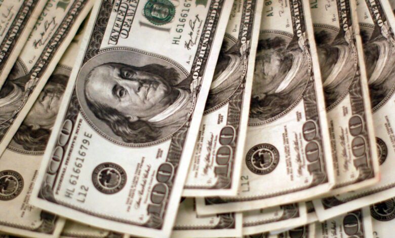 Dólar cai para R$ 5 e bolsa sobe com alívio no Oriente Médio