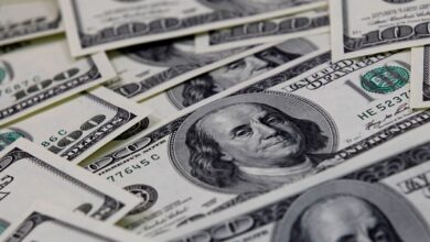 Dólar cai para R$ 4,98, e bolsa sobe em dia de alívio