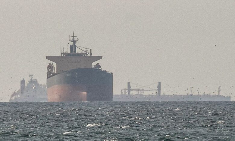 Irã nega passagem de navios dos EUA por Ormuz e petróleo dispara