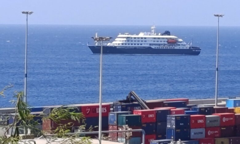 Passageiros começam a deixar navio onde houve surto de hantavírus