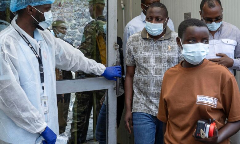 Uganda confirma mais três casos de ebola; total sobe para cinco