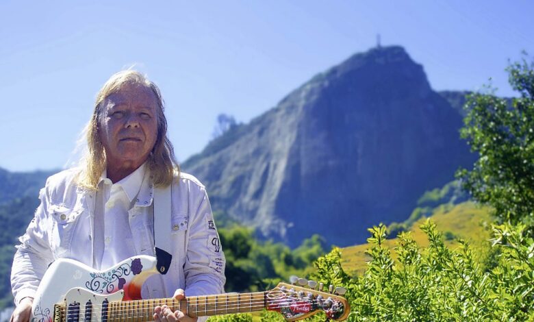 Exposição gratuita comemora 50 anos de carreira de Victor Biglione
