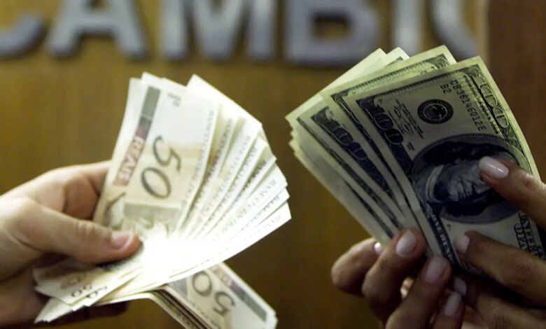 Dólar cai e fecha abaixo de R$ 5, após recuo de Trump no Irã