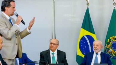 Lula assina MP e zera "taxa das blusinhas"