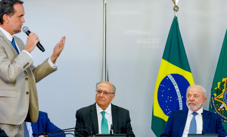 Lula assina MP e zera "taxa das blusinhas"
