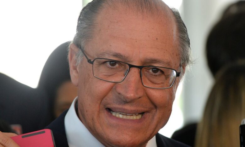 É factoide do clã Bolsonaro para desviar do caso Master, diz Alckmin