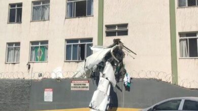 Avião de bimotor cai e bate em prédio em Belo Horizonte