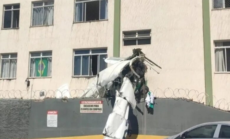 Avião de bimotor cai e bate em prédio em Belo Horizonte