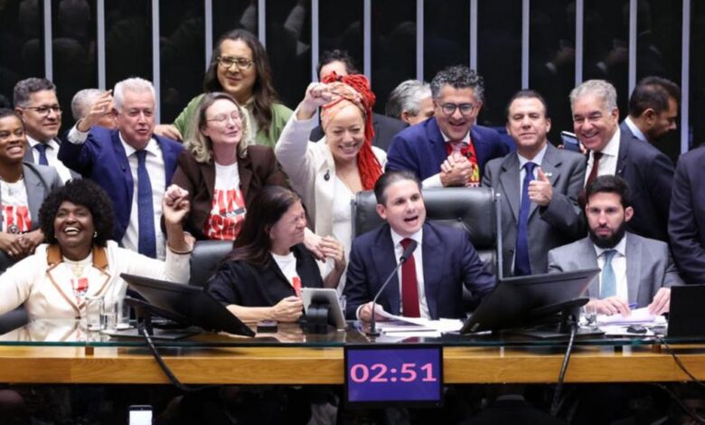 Câmara aprova, em dois turnos, a PEC pelo fim da escala 6x1