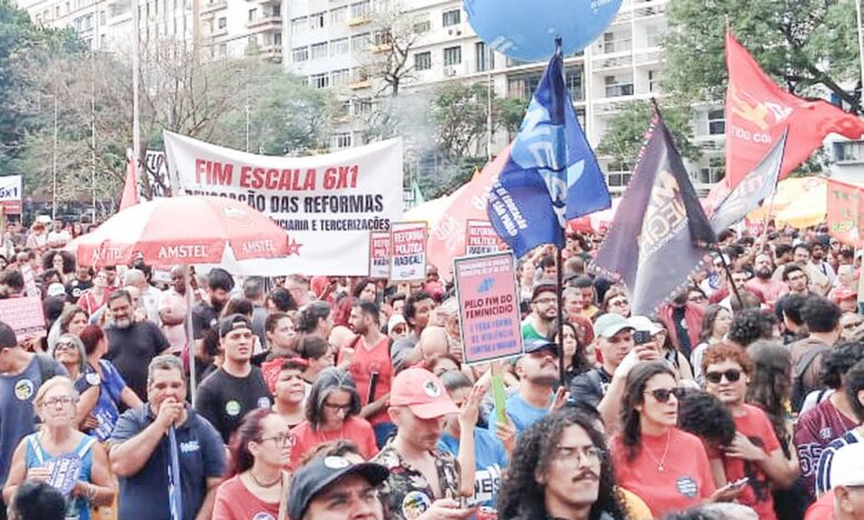 Manifestação em SP pede fim da escala 6x1 e ações contra o feminicídio