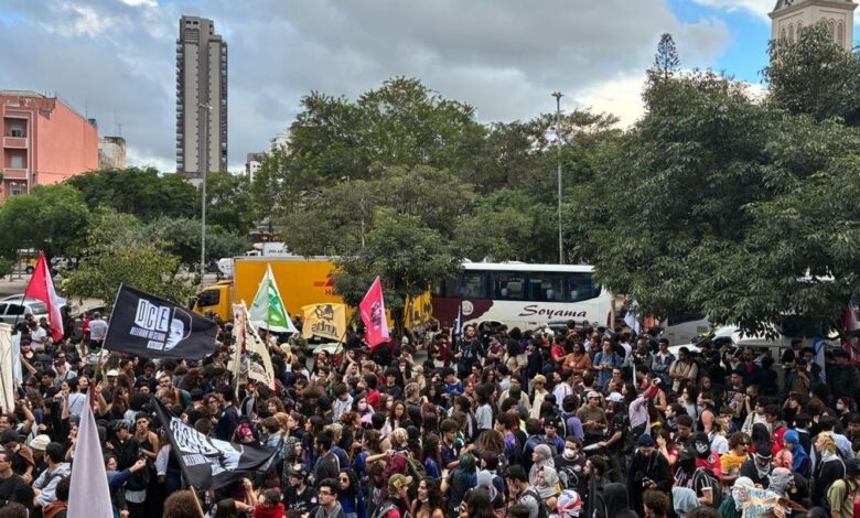 Em ato na capital paulista, estudantes criticam políticas educacionais