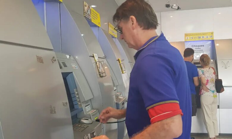 Receita paga nesta sexta maior lote de restituição do IR da história