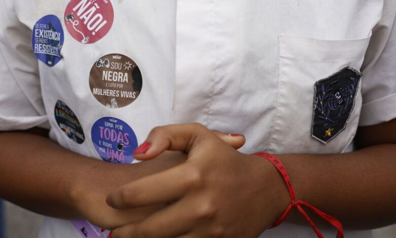 Quase 50% das mulheres maiores de 16 anos sofreram assédio em 2025