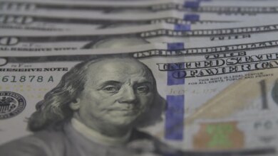 Dólar cai para R$ 5,03 com alívio geopolítico e foco nos EUA