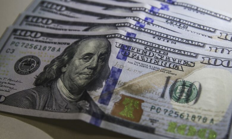 Dólar fecha abaixo de R$ 4,90 pela primeira vez em 28 meses