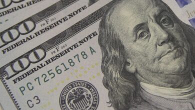 Dólar sobe a R$ 5,06, e bolsa cai com tensão global e ruído político