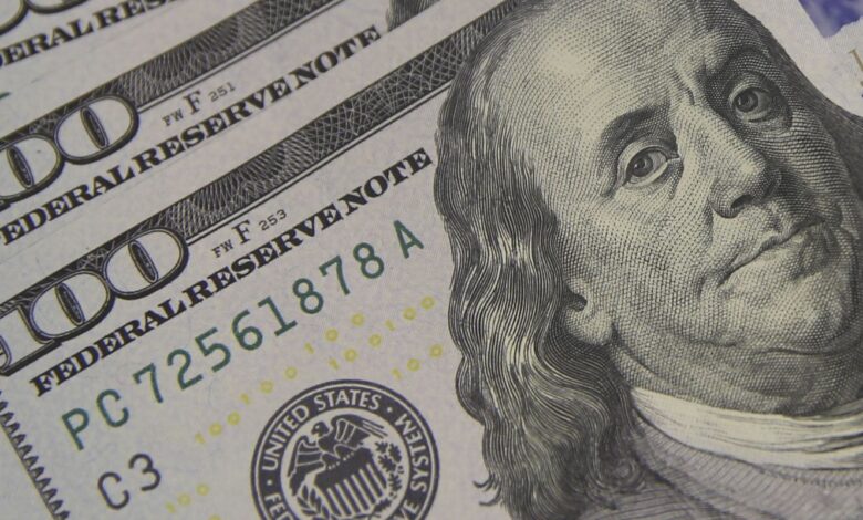 Dólar sobe a R$ 5,06, e bolsa cai com tensão global e ruído político