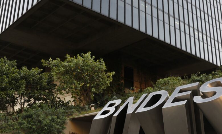 BNDES abre financiamento para transporte de carga e passageiros