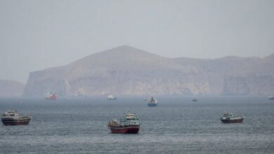 Mísseis atingem navio de guerra dos EUA que tentava entrar em Ormuz