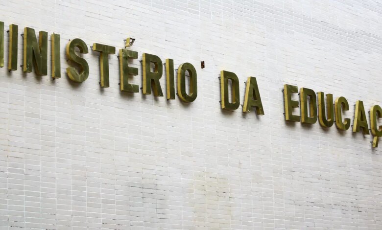 Formação de professores a distância mostra desempenho 53,1% inferior